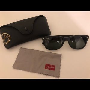 Ray-Ban Wayfarer Sunglasses Matte Black